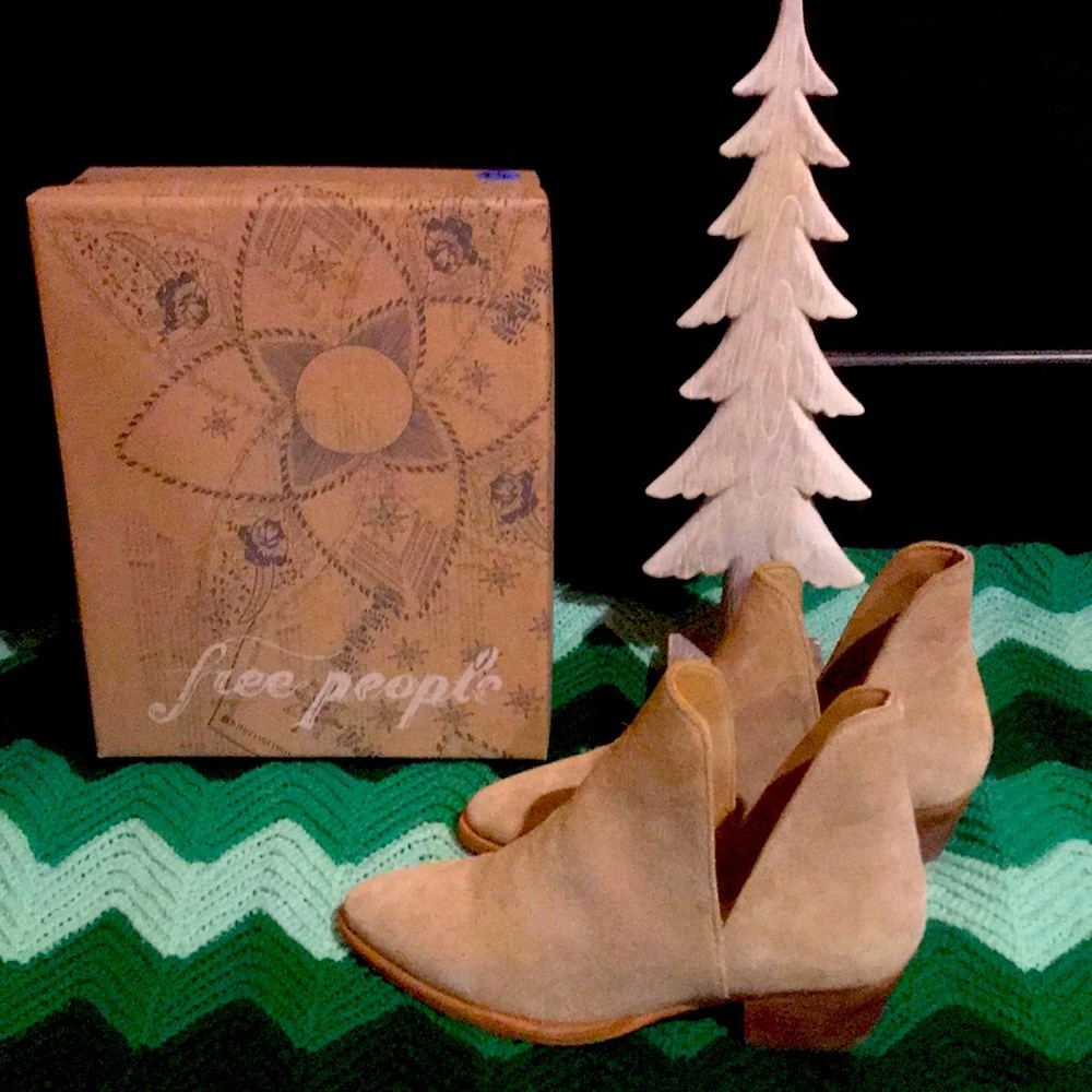 Brand new suede Free People ankle boot size 7 1/2